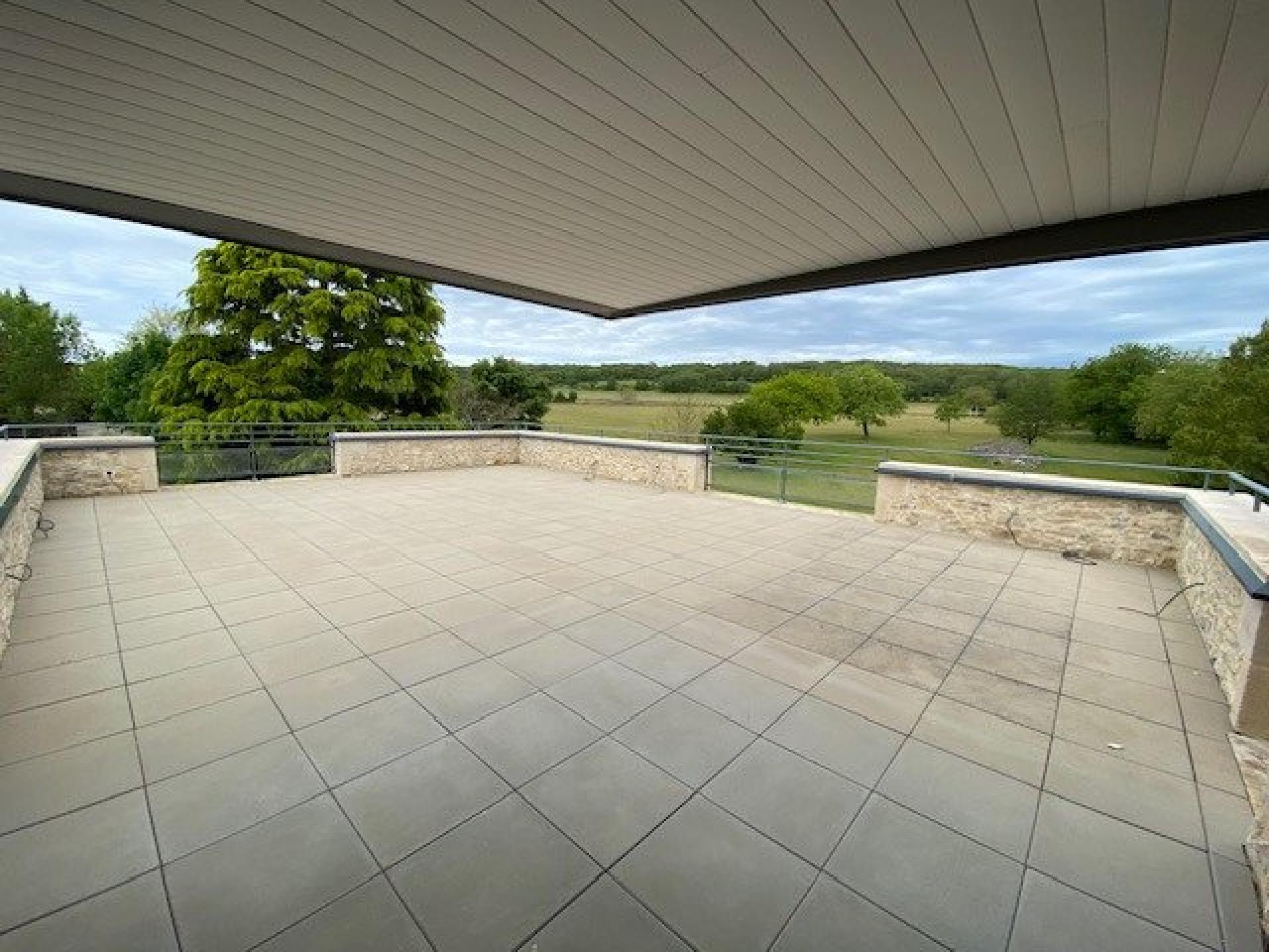 Photo 3 of the listing.