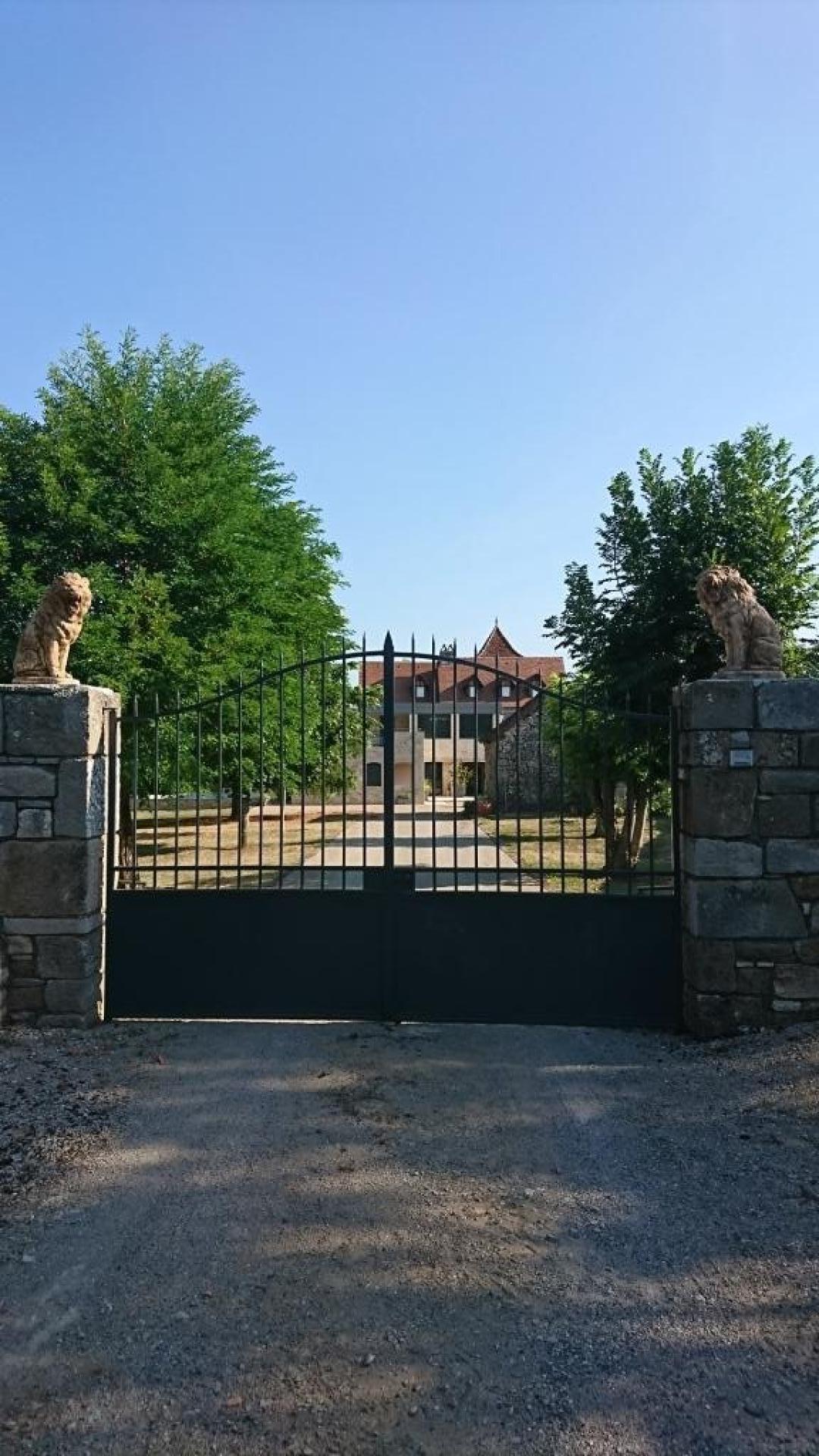 Photo 13 of the listing.