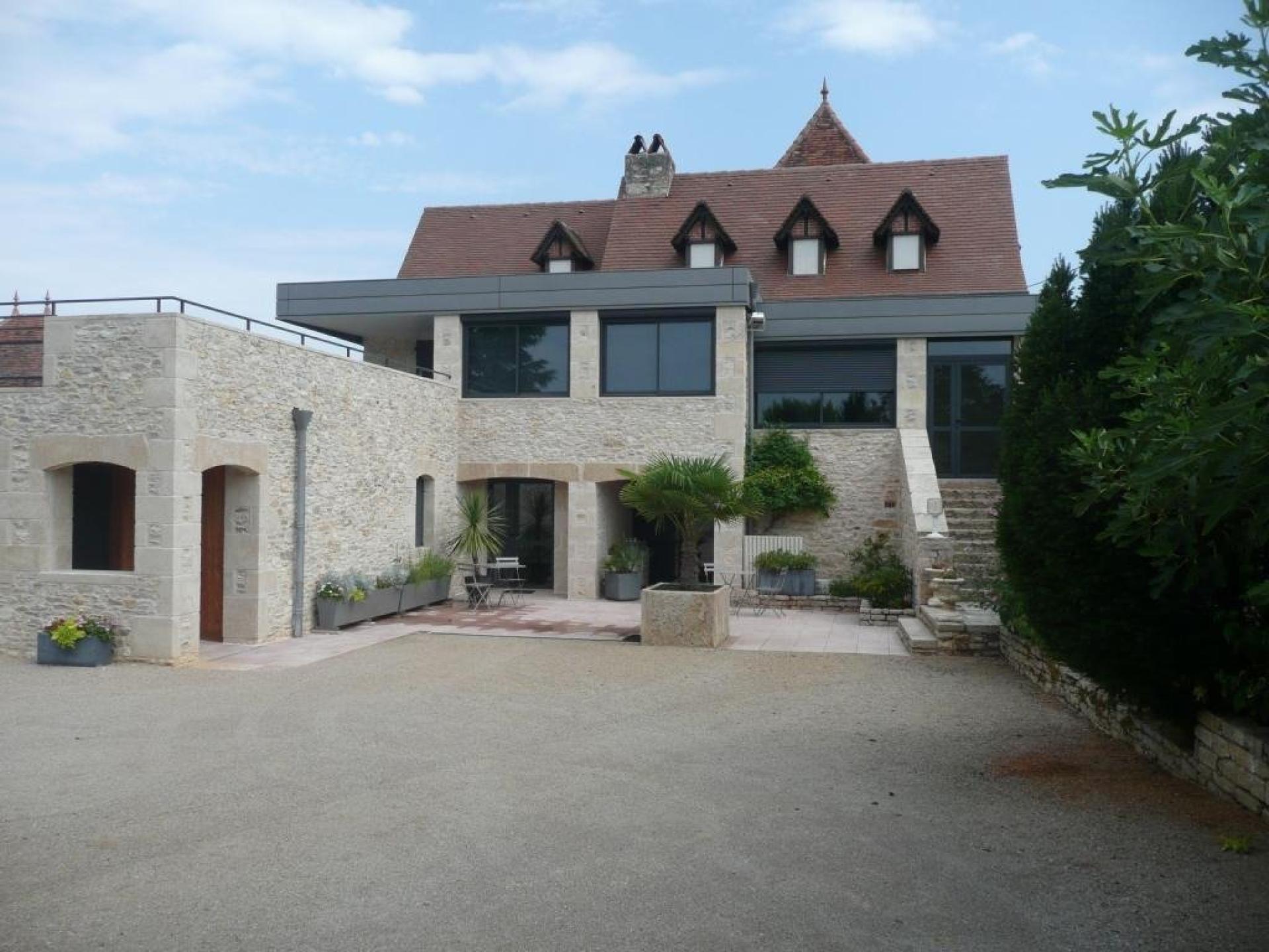 Photo 2 of the listing.