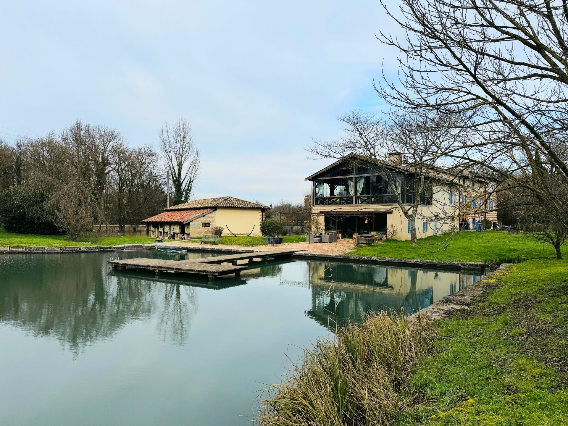 Photo 2 of the listing.