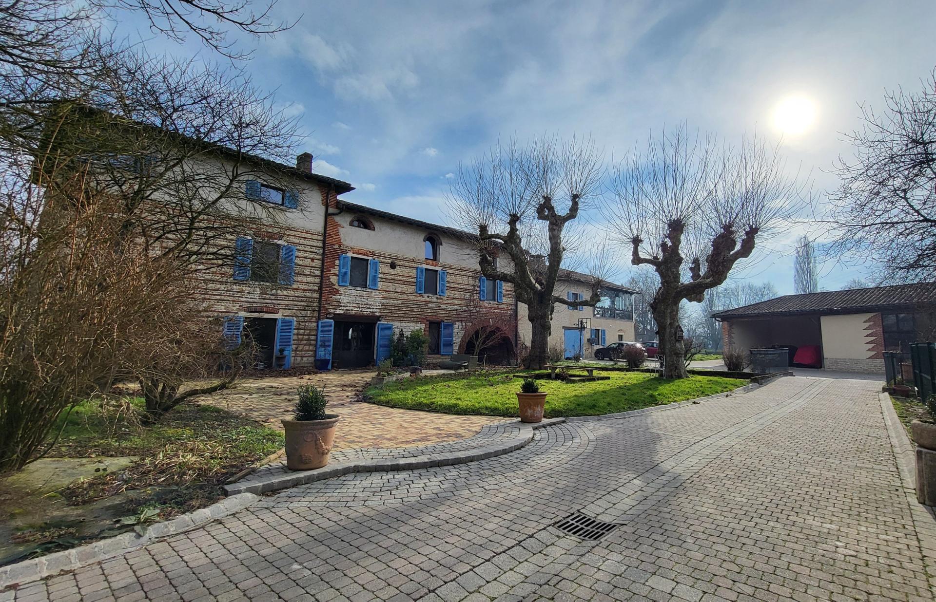 Photo 6 of the listing.