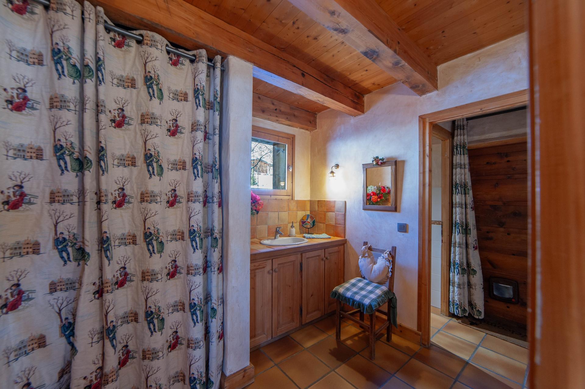 Photo 11 of the listing.