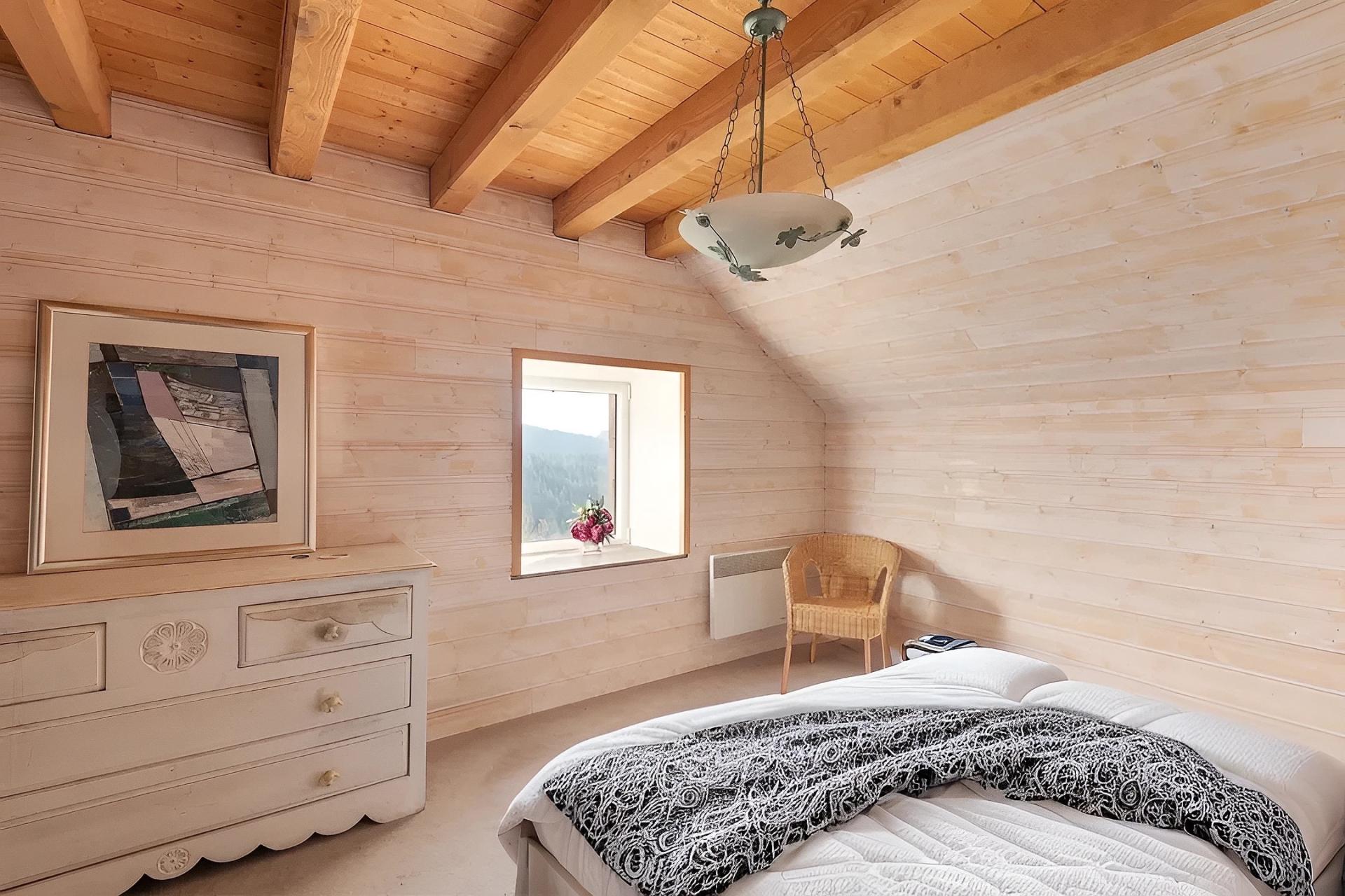 Photo 7 of the listing.