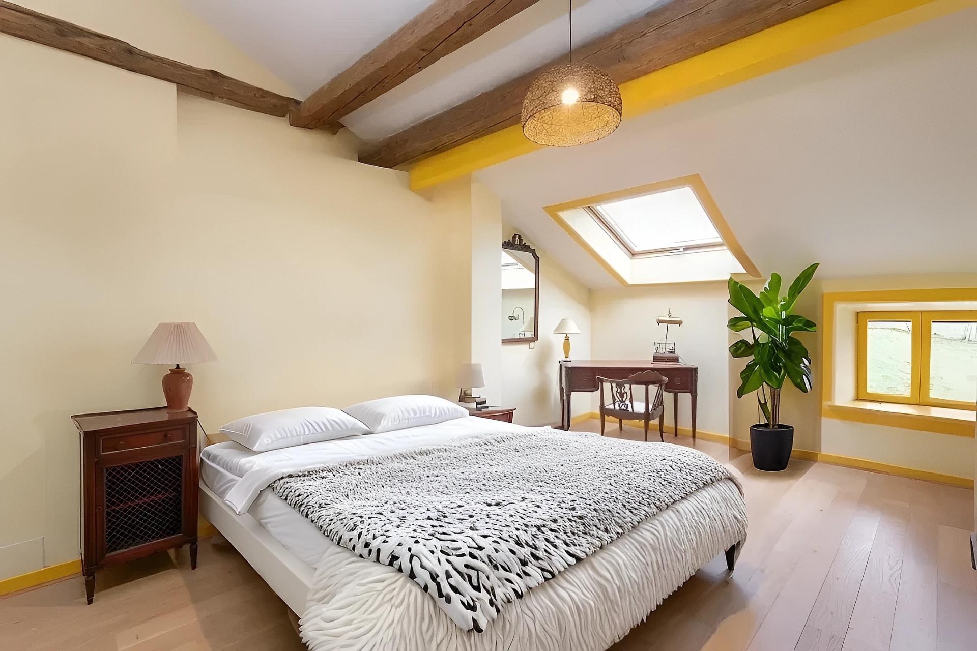 Photo 6 of the listing.