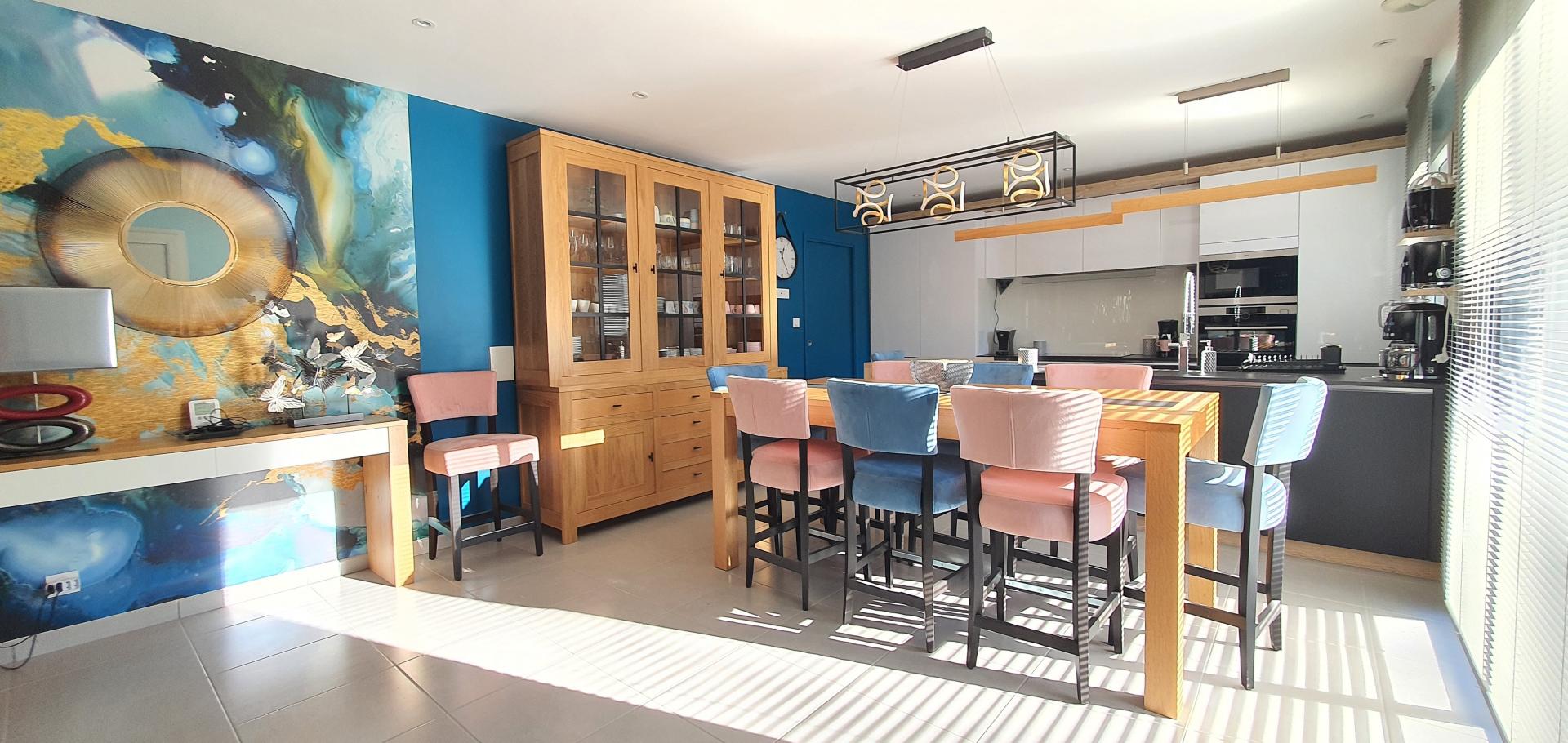 Photo 2 of the listing.