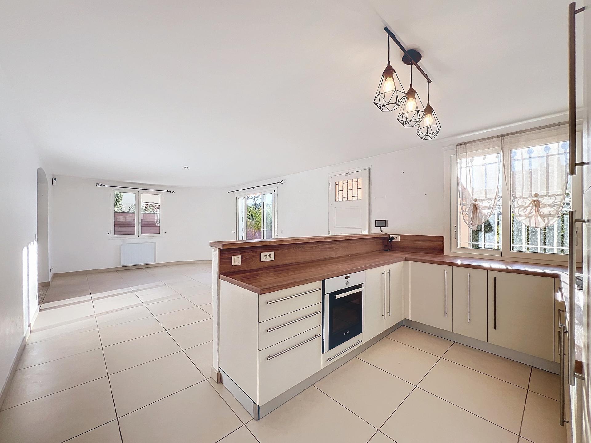 Photo 2 of the listing.