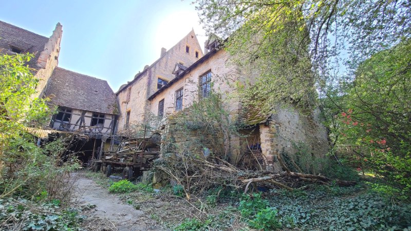 Photo 8 of the listing.