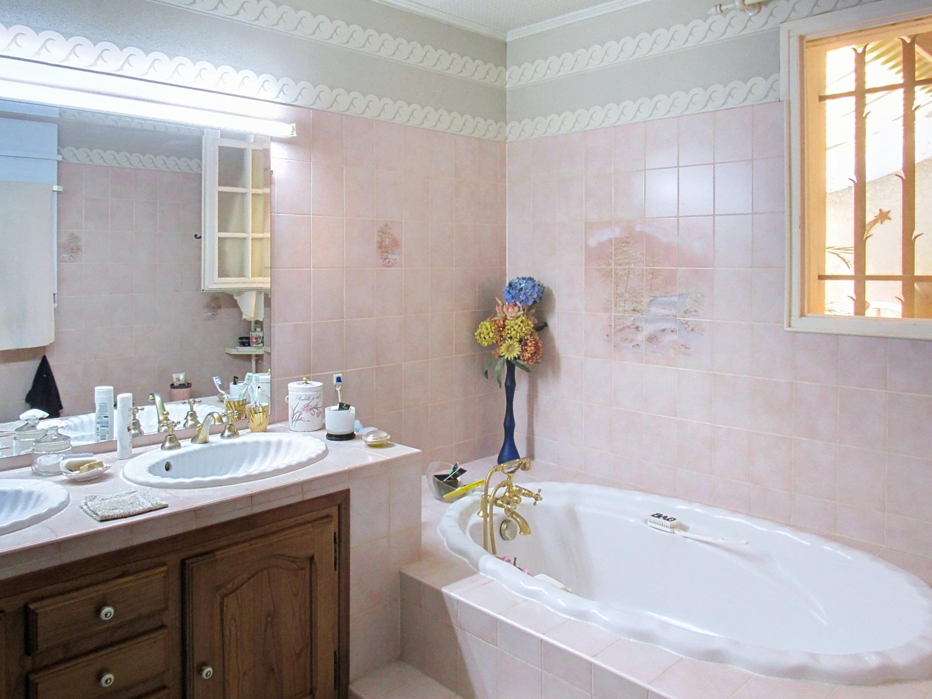 Photo 7 of the listing.