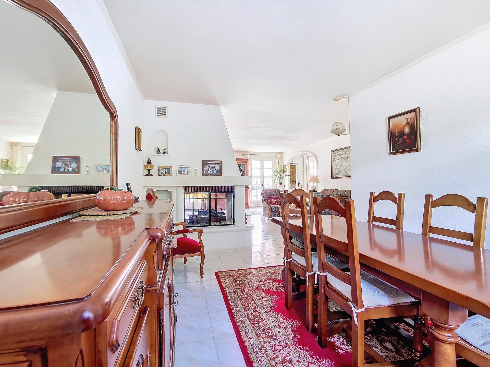 Photo 3 of the listing.