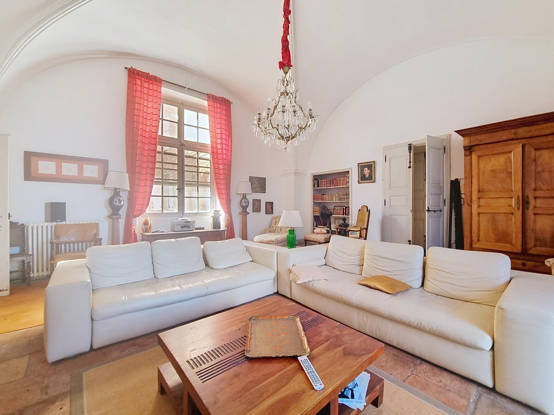 Photo 2 of the listing.