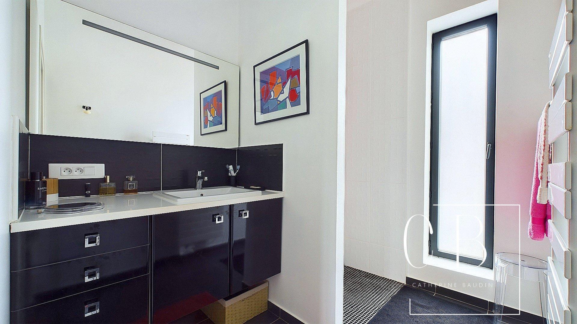 Photo 10 of the listing.