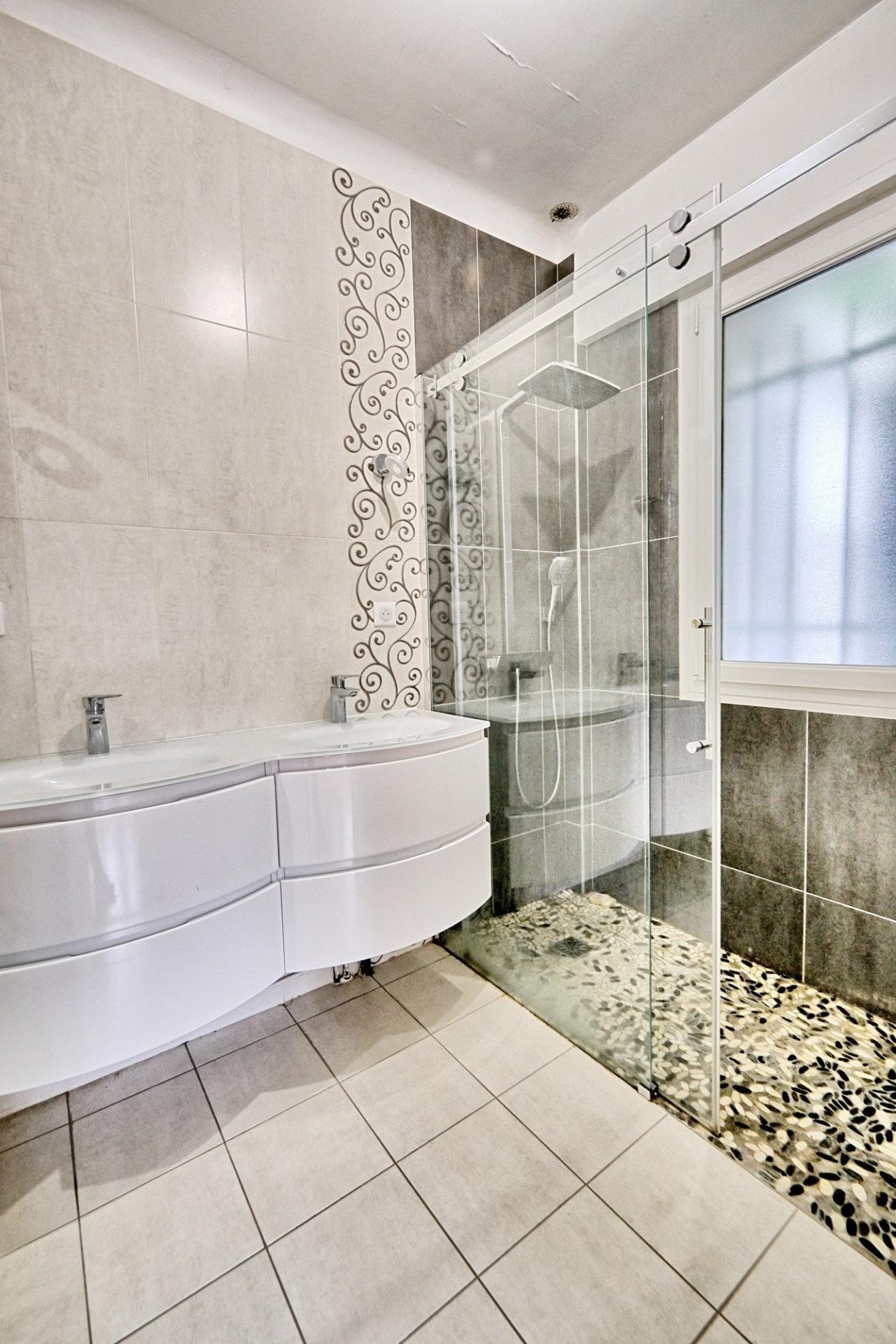 Photo 11 of the listing.