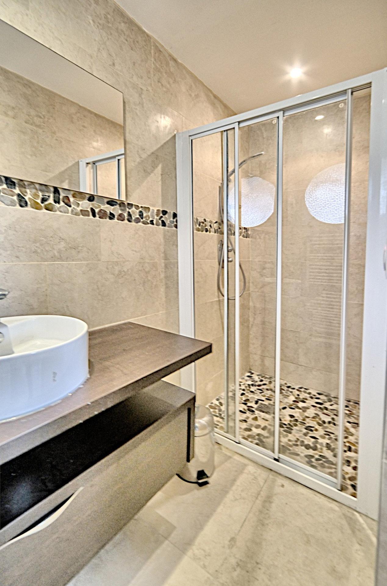 Photo 7 of the listing.