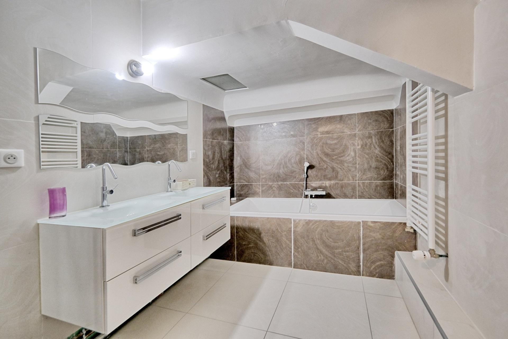 Photo 14 of the listing.