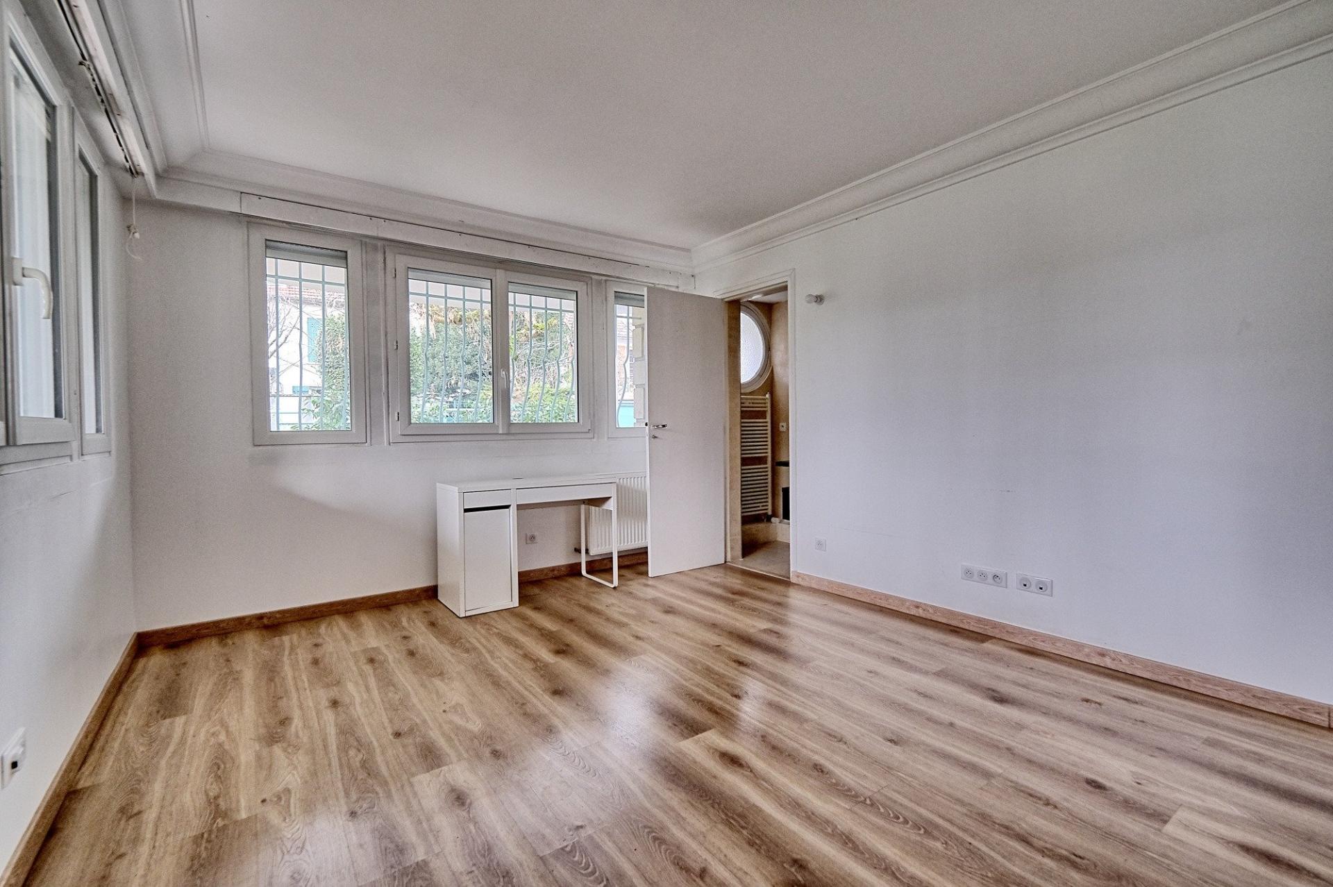 Photo 6 of the listing.