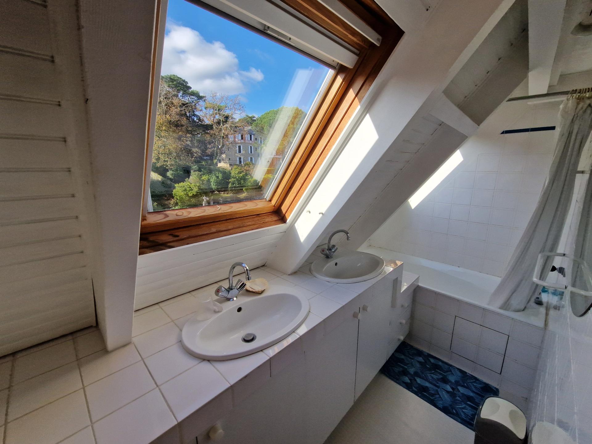 Photo 8 of the listing.