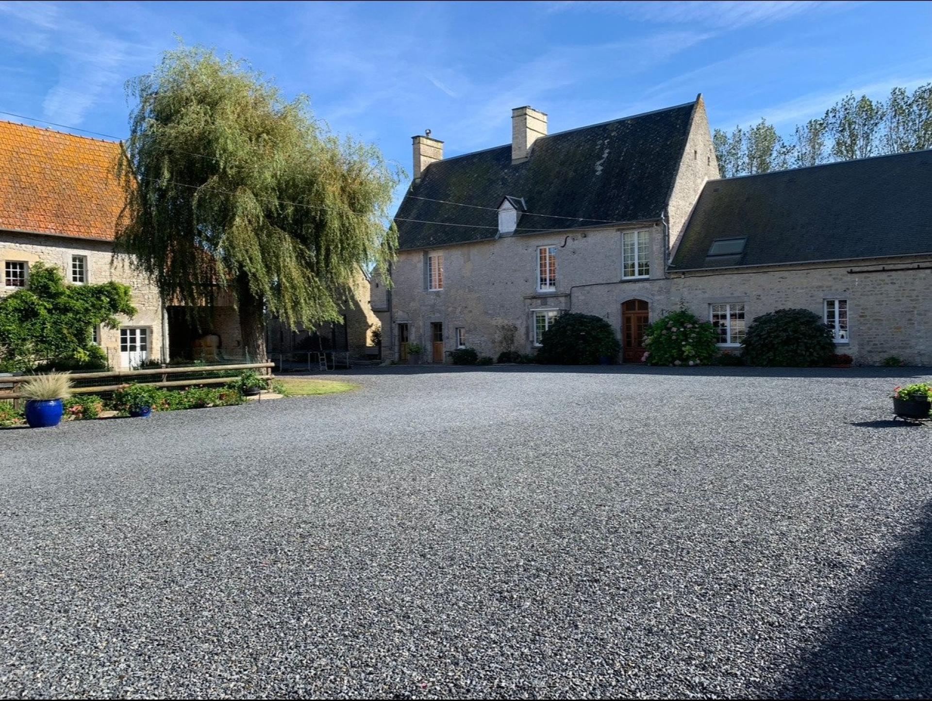 Photo 2 of the listing.