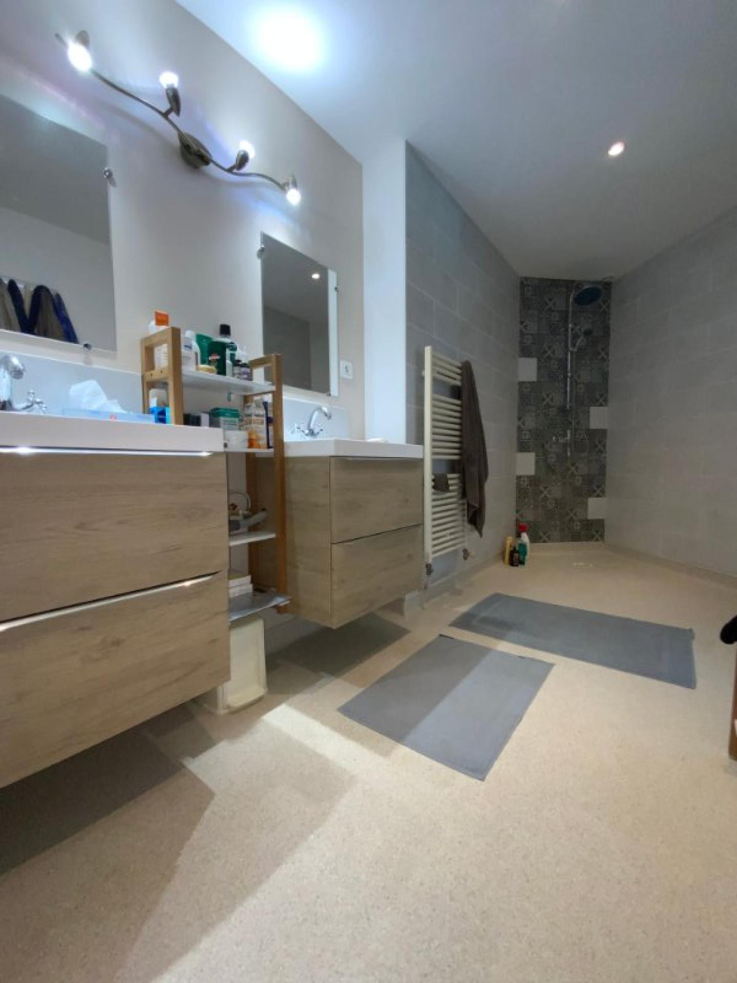 Photo 7 of the listing.