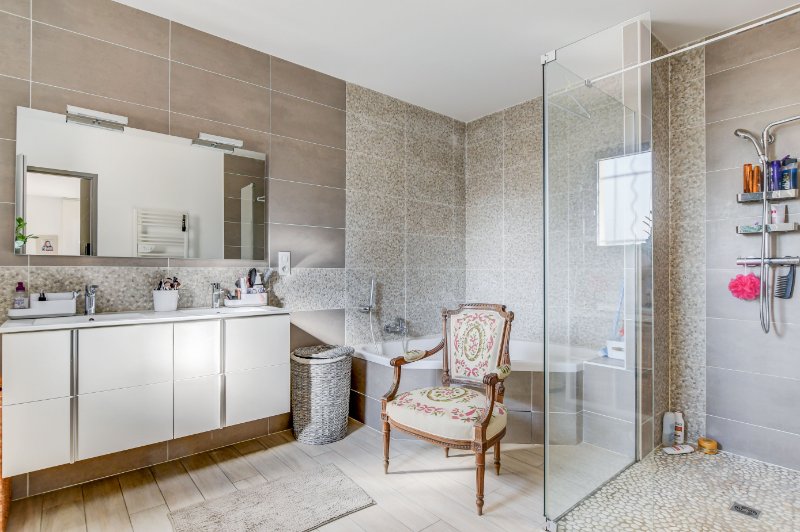 Photo 8 of the listing.