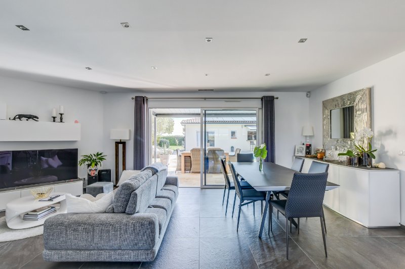 Photo 6 of the listing.