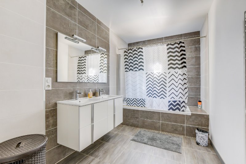 Photo 10 of the listing.