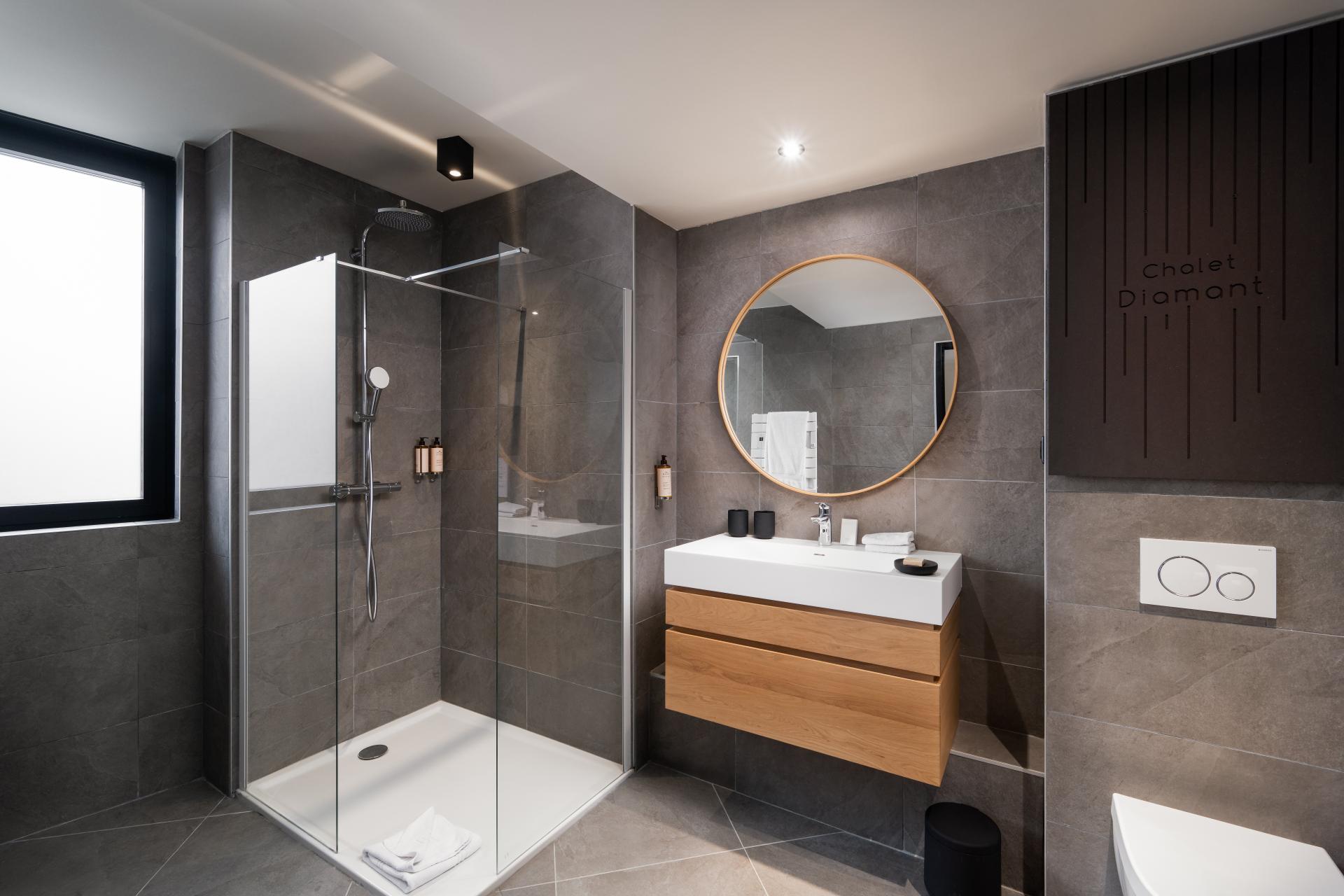 Photo 4 of the listing.