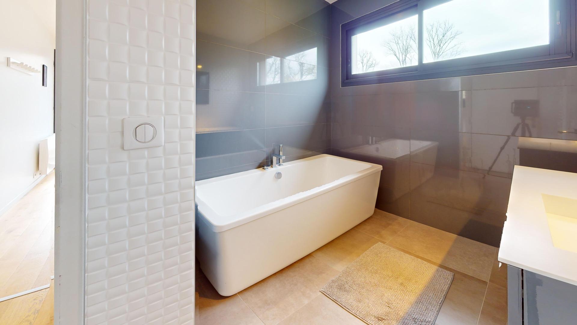 Photo 6 of the listing.