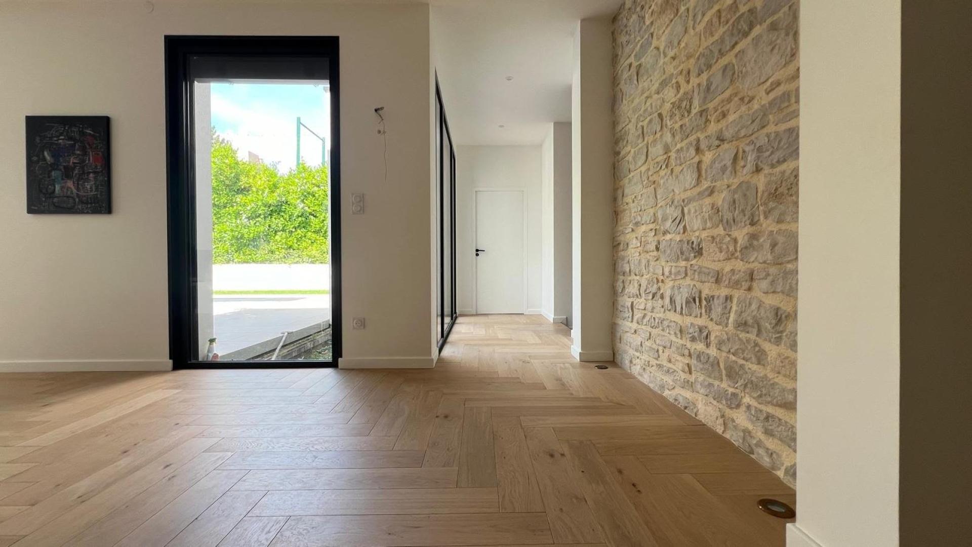 Photo 8 of the listing.