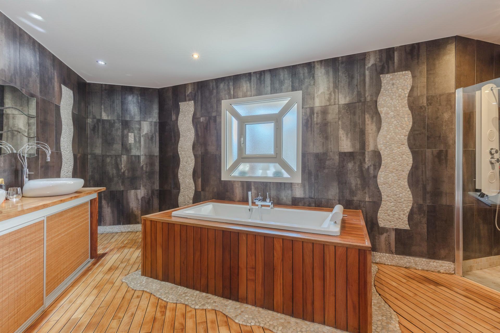 Photo 9 of the listing.