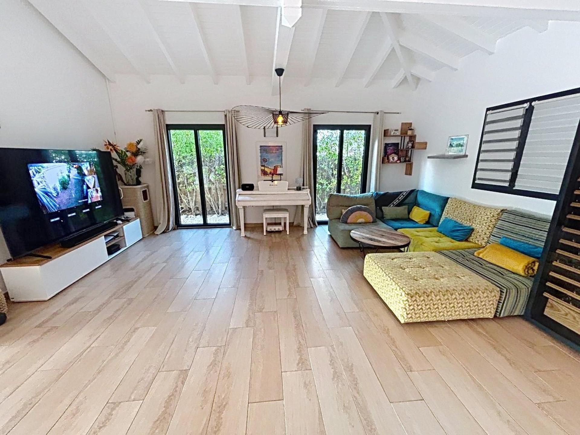 Photo 3 of the listing.