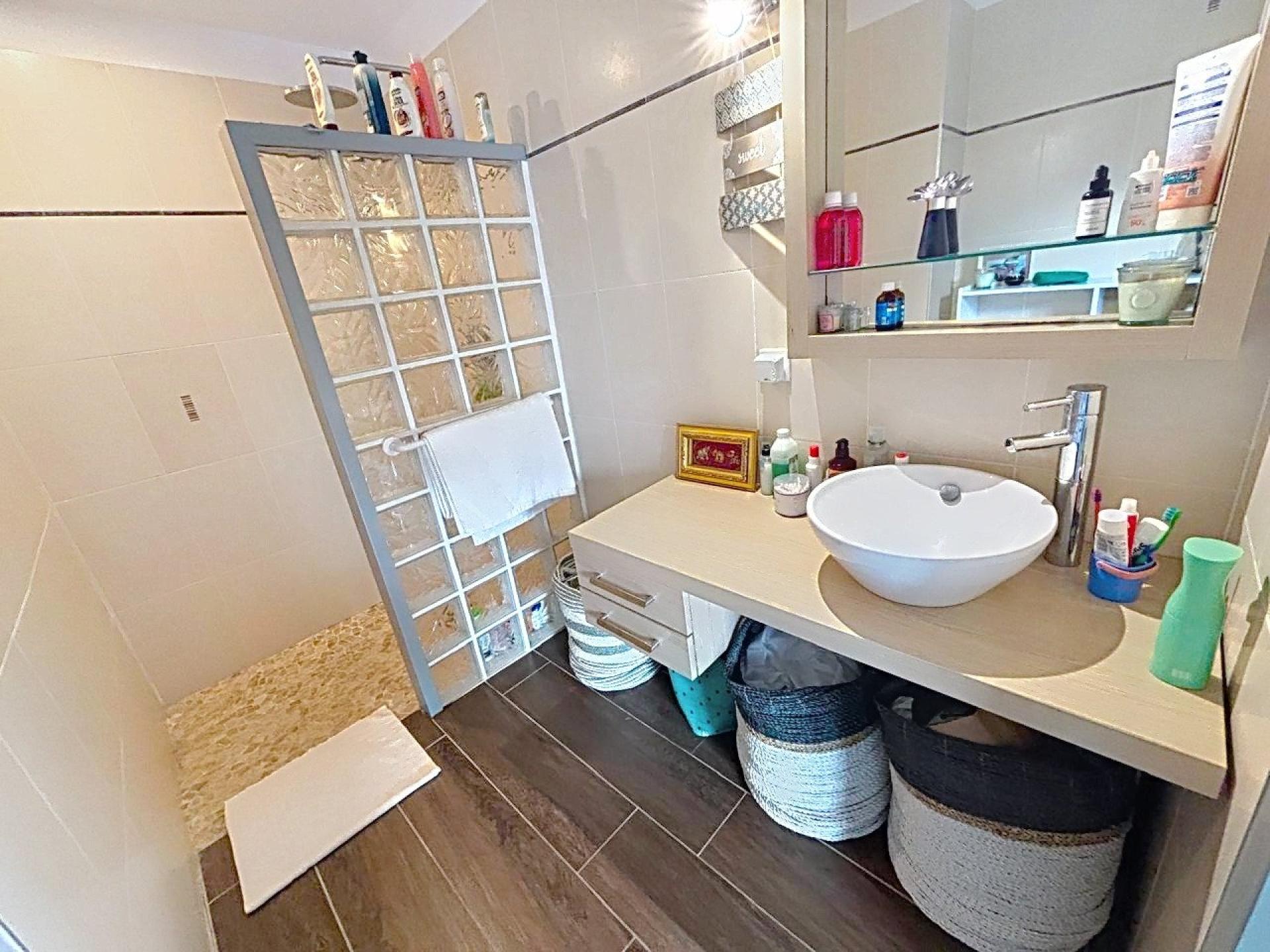 Photo 7 of the listing.