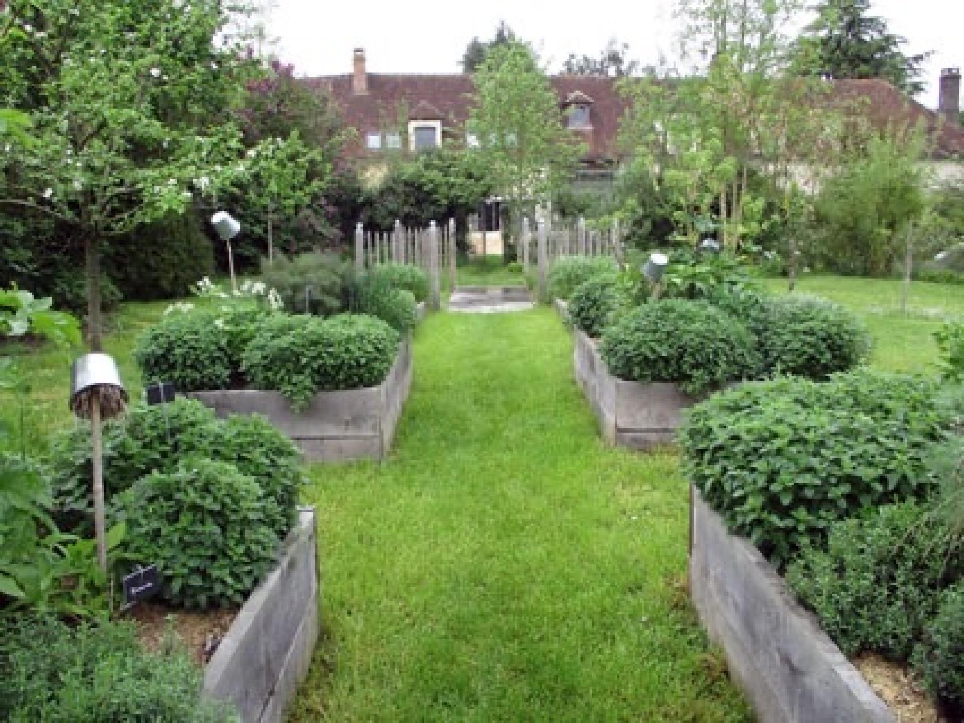 Photo 4 of the listing.