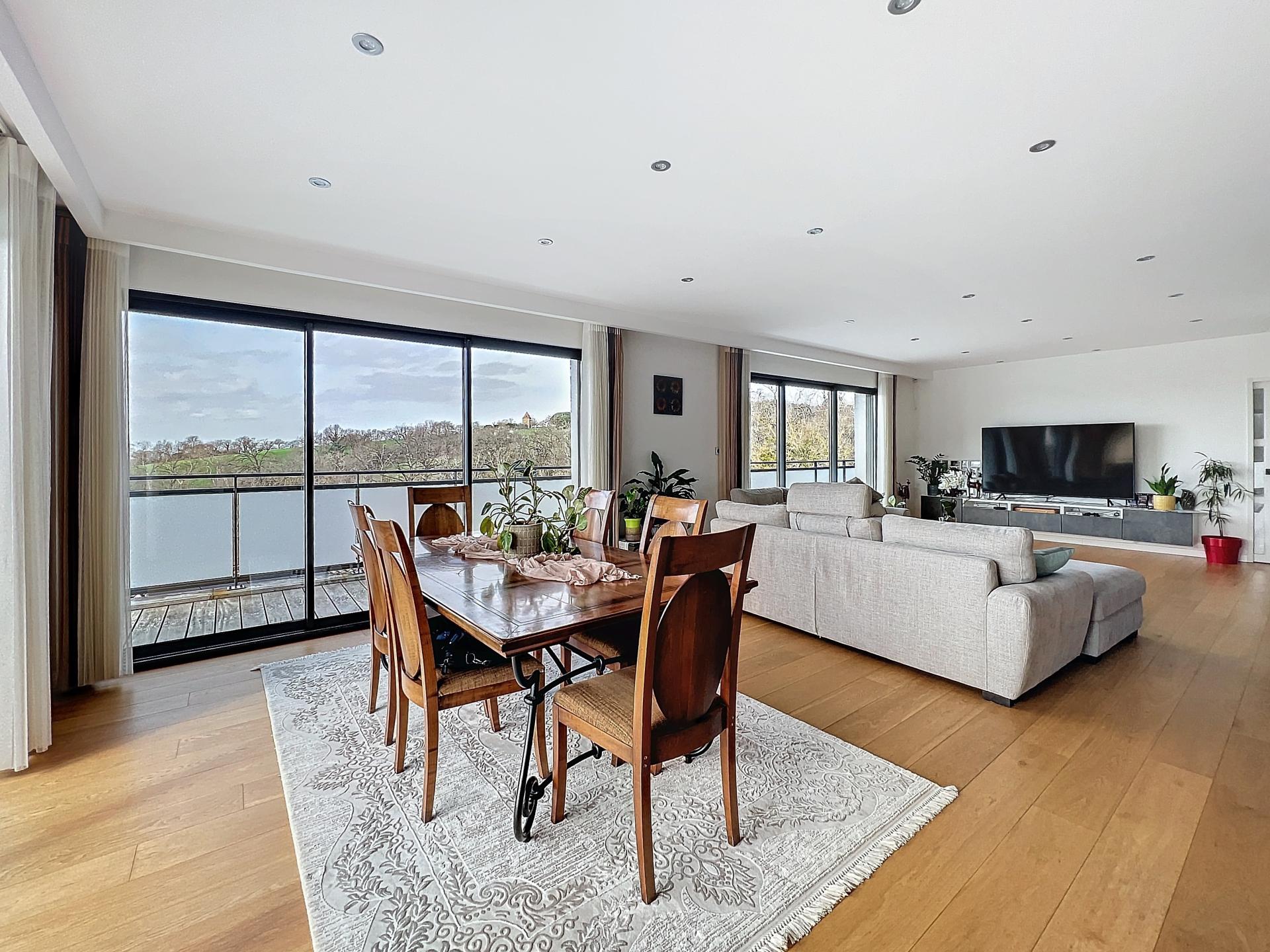 Photo 2 of the listing.