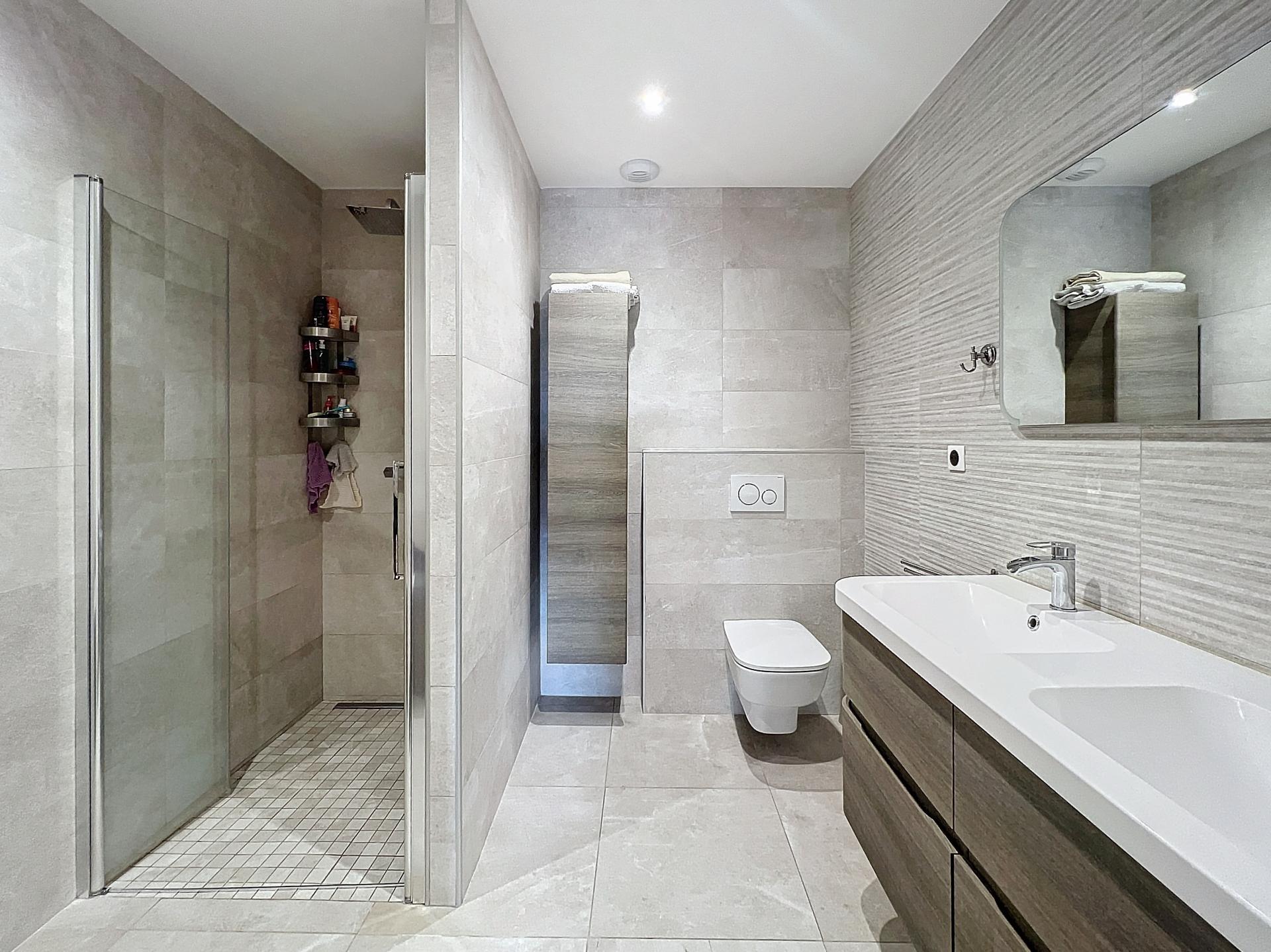 Photo 6 of the listing.