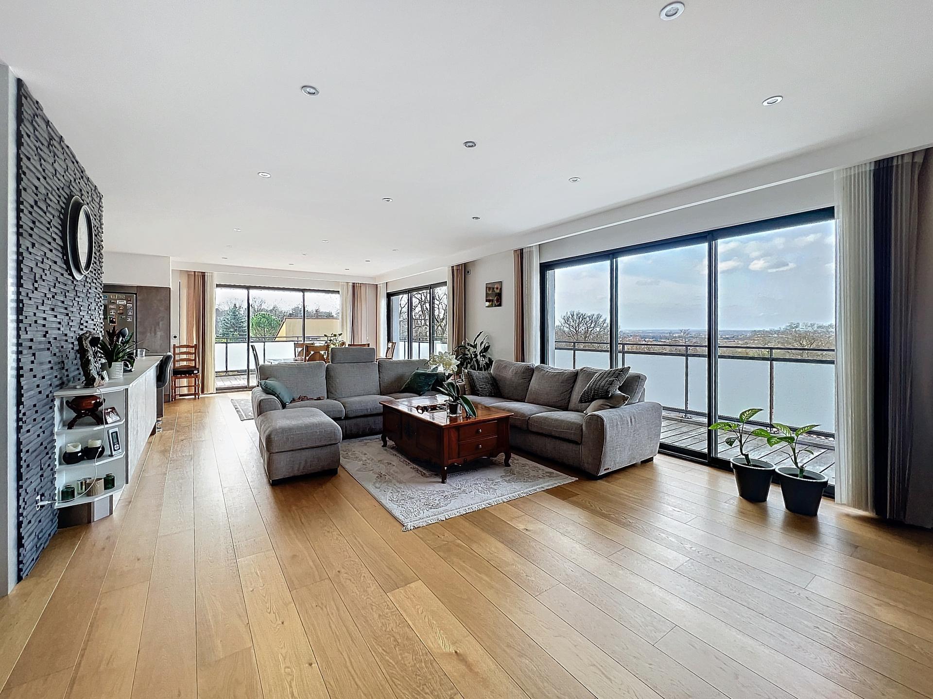 Photo 3 of the listing.