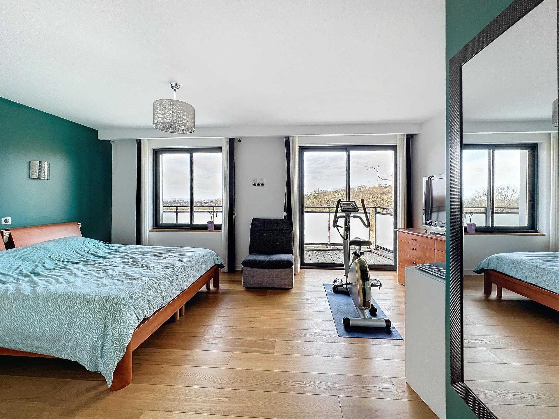 Photo 4 of the listing.