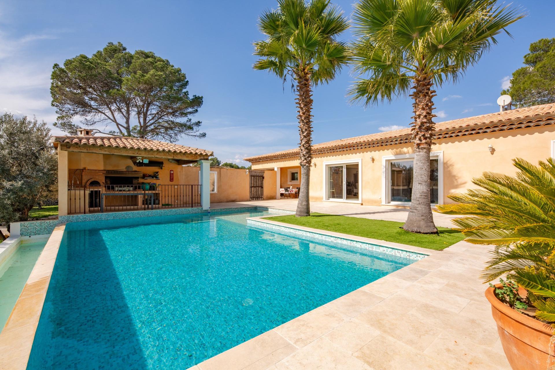 Photo 7 of the listing.