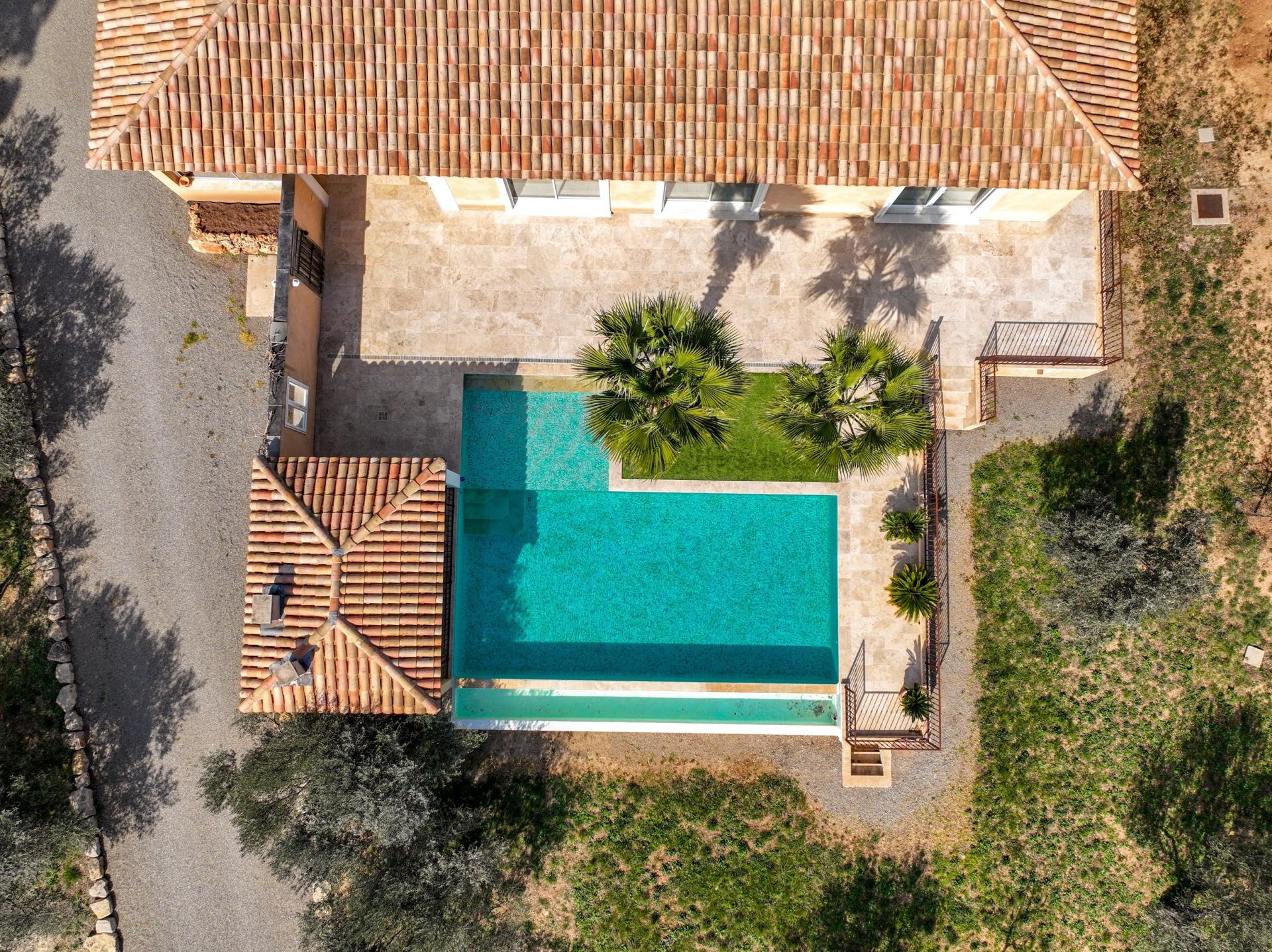 Photo 2 of the listing.