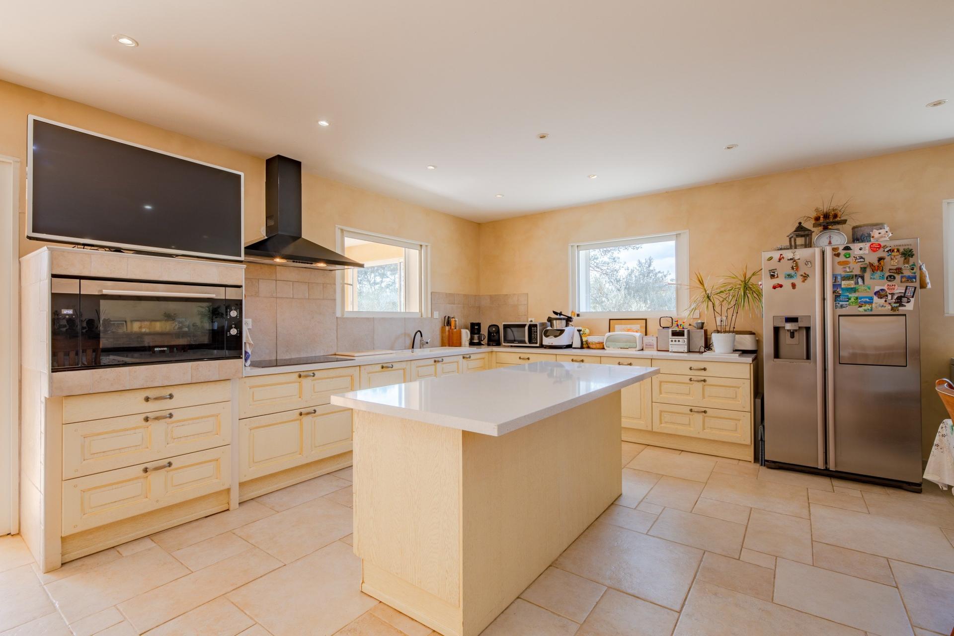 Photo 10 of the listing.