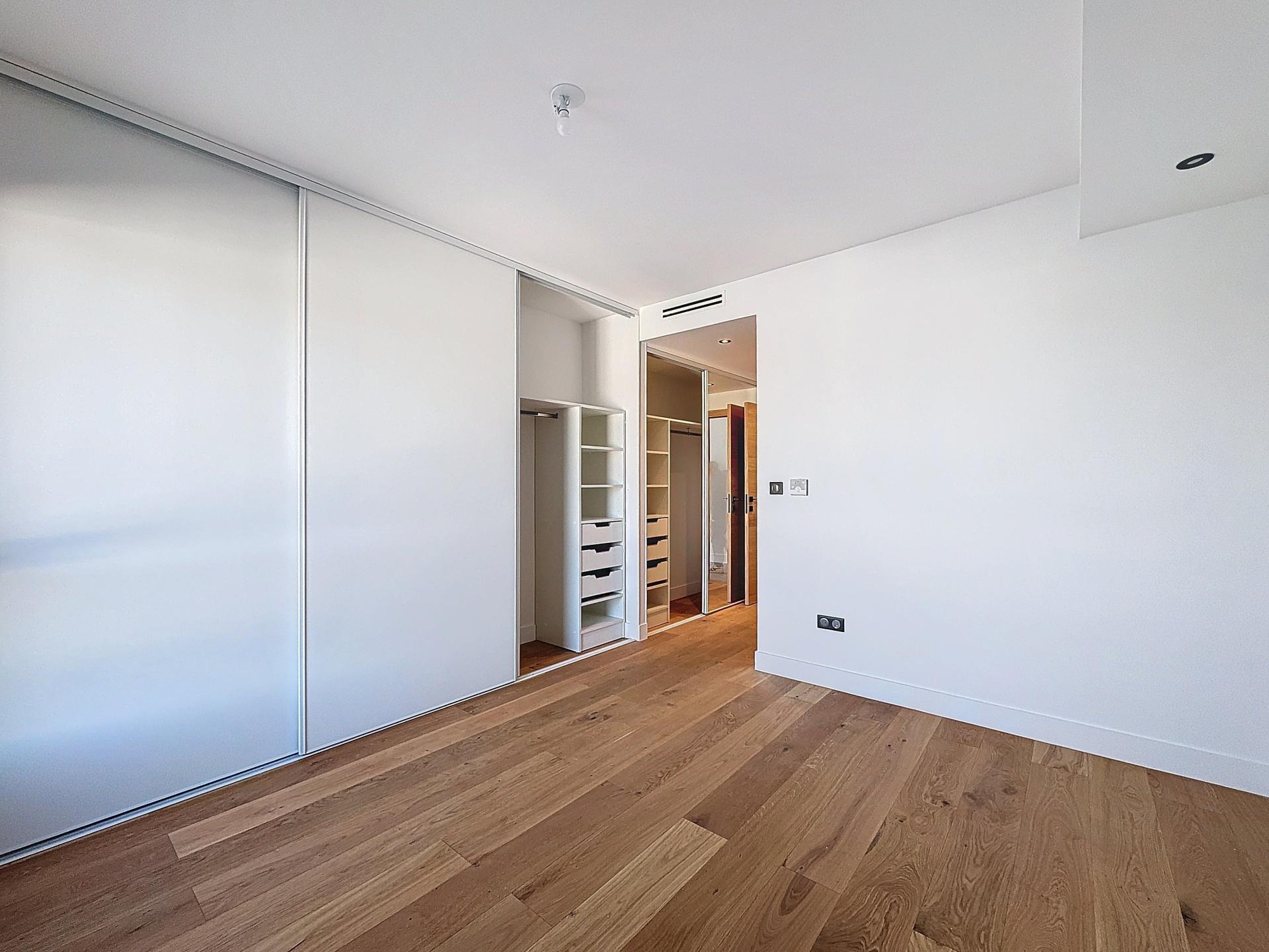 Photo 7 of the listing.