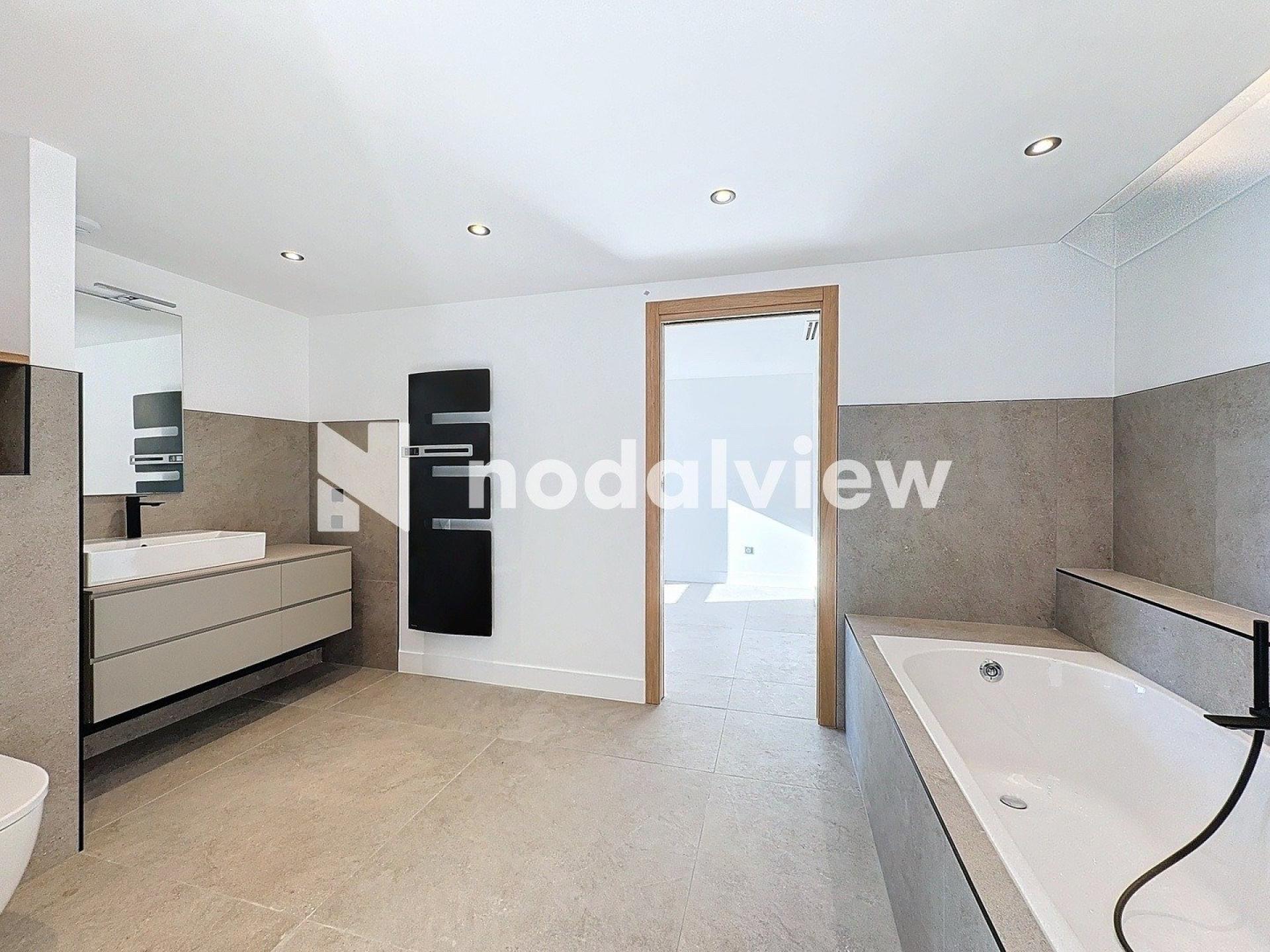 Photo 11 of the listing.