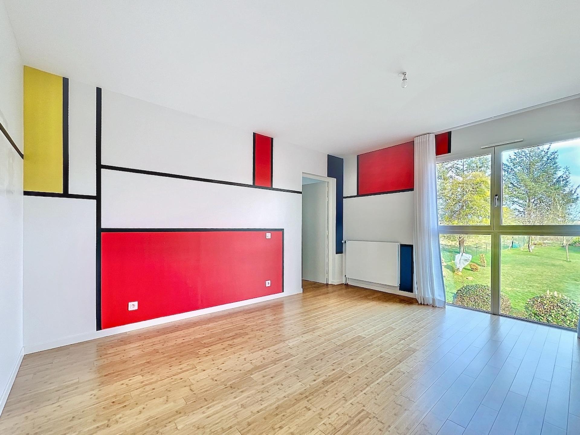 Photo 8 of the listing.