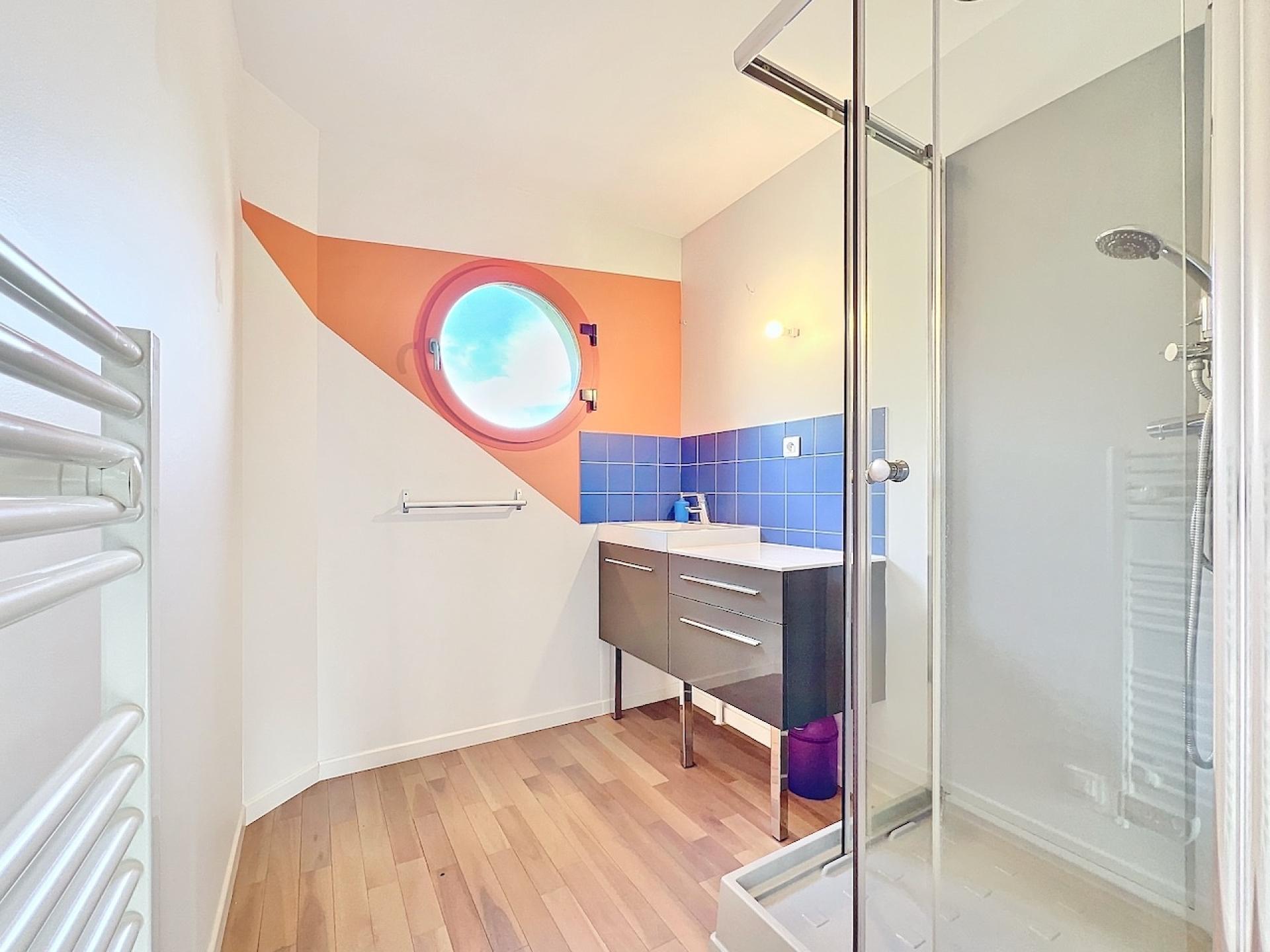 Photo 9 of the listing.