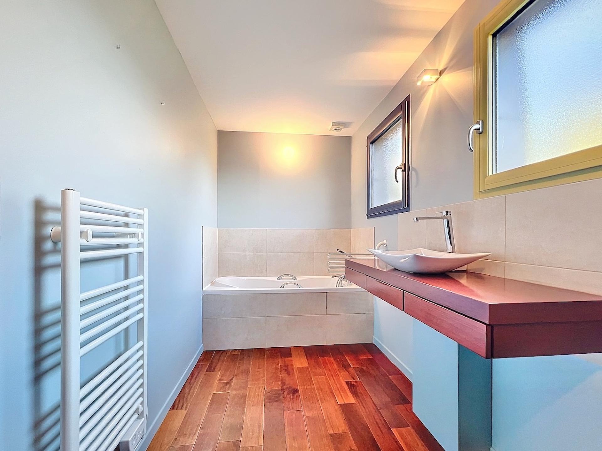 Photo 6 of the listing.