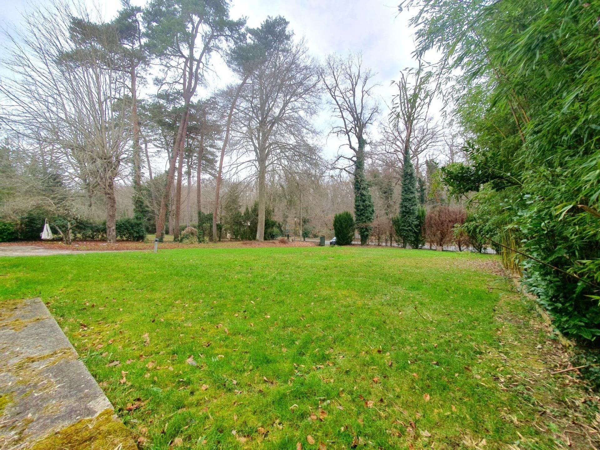 Photo 2 of the listing.