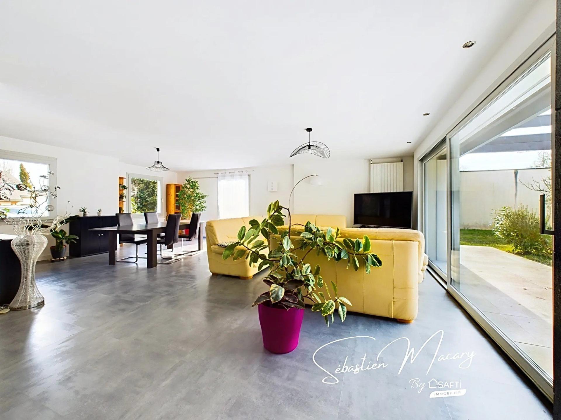 Photo 2 of the listing.