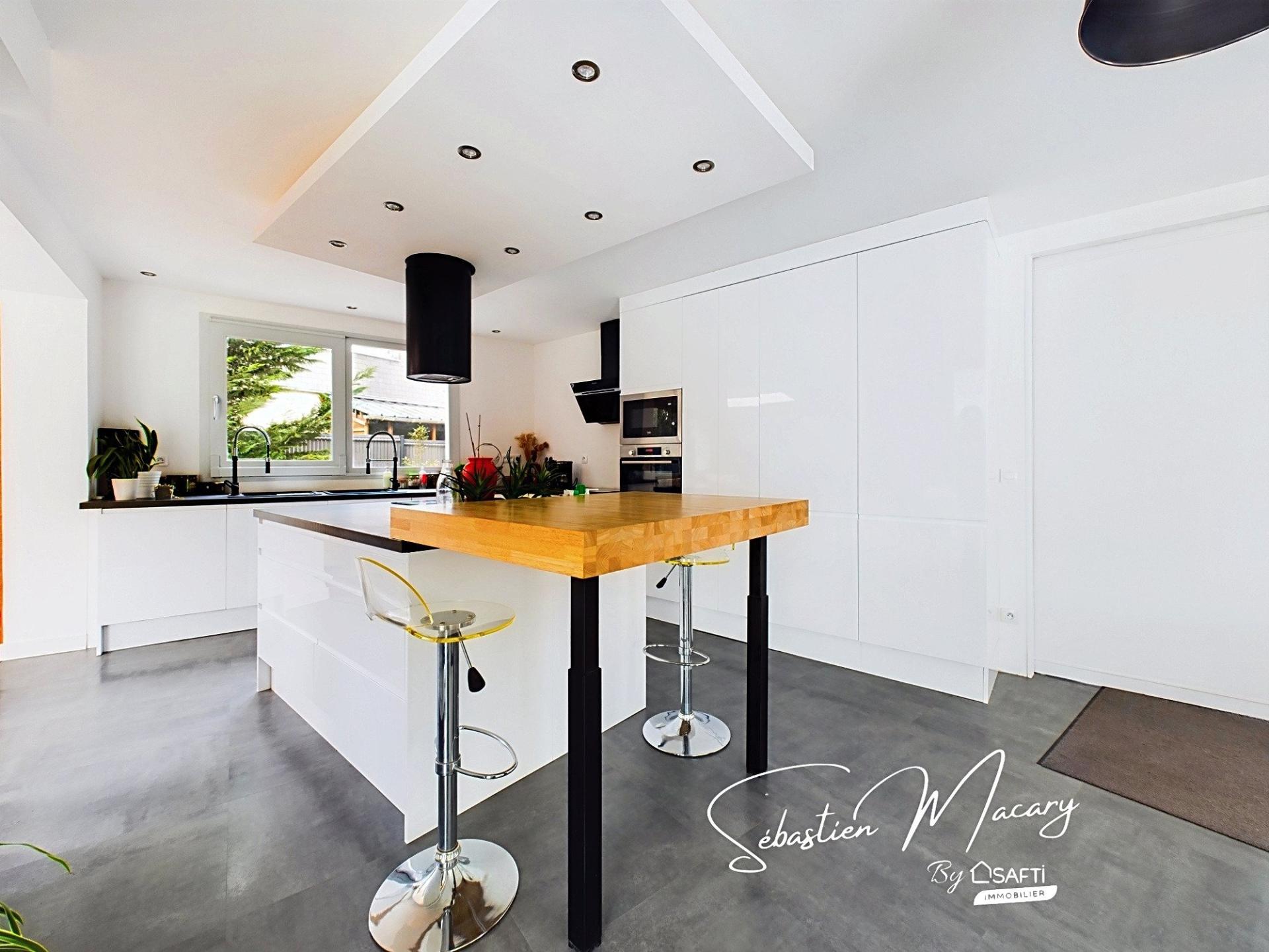 Photo 5 of the listing.