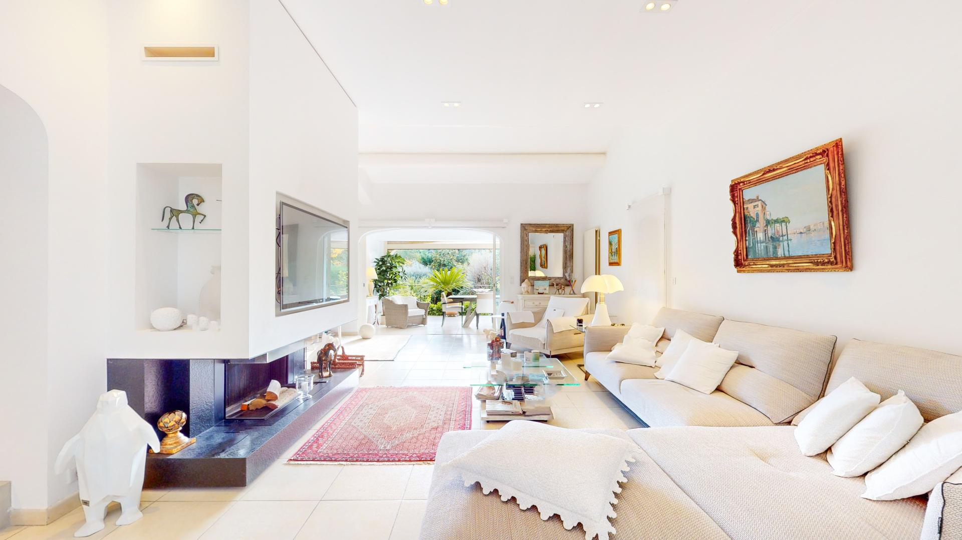 Photo 7 of the listing.