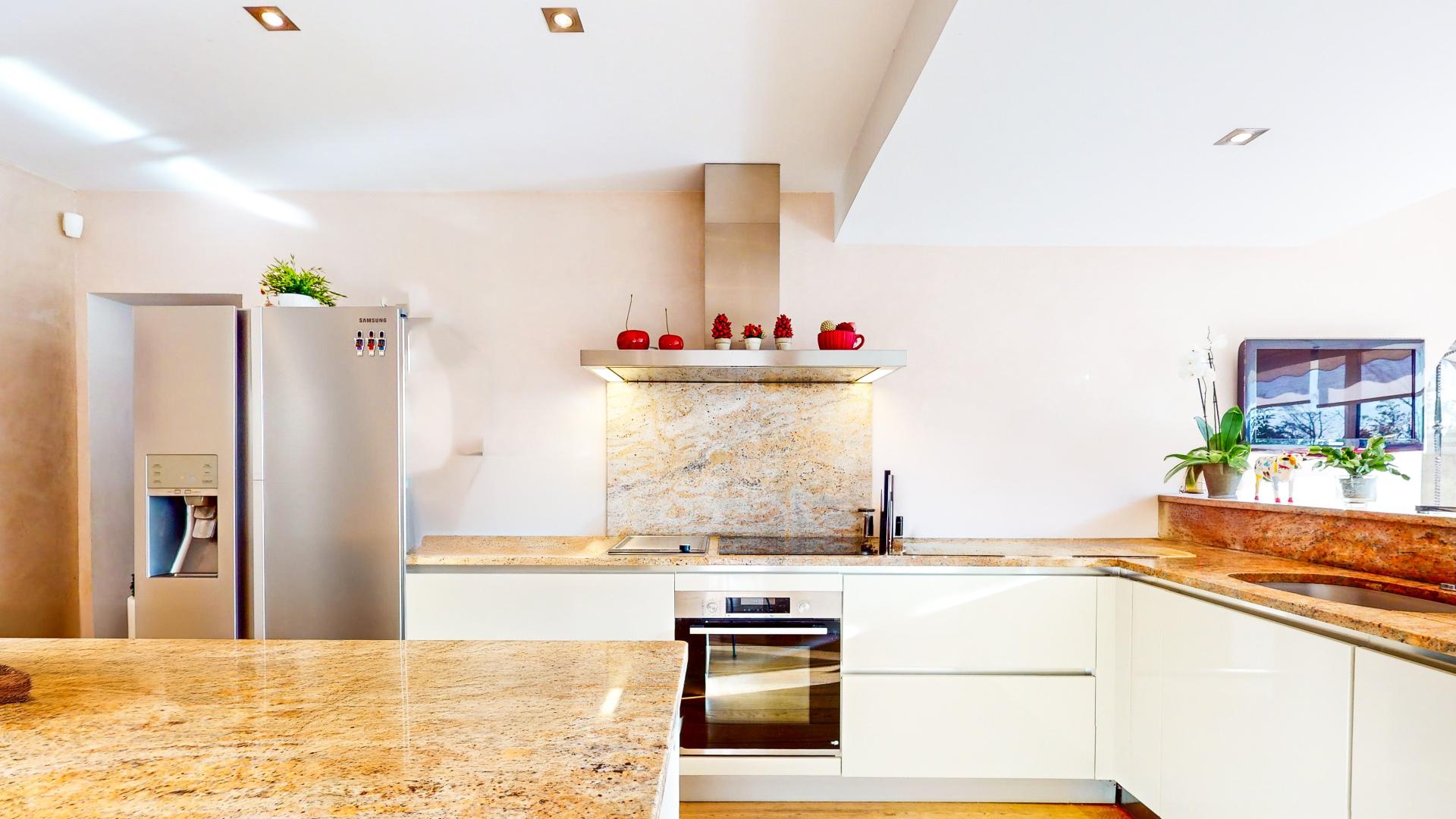 Photo 11 of the listing.