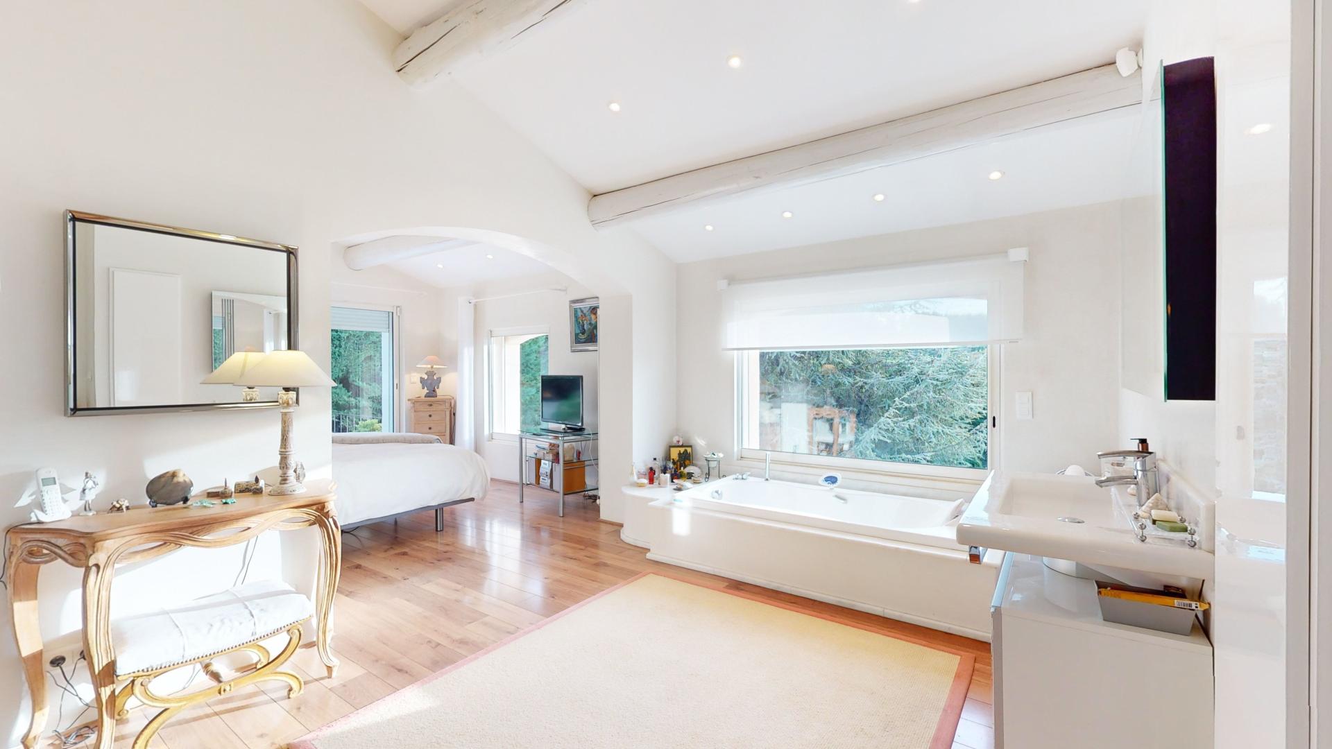 Photo 13 of the listing.